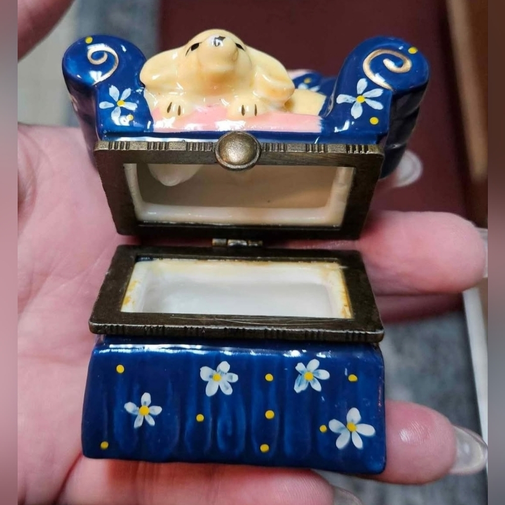Vintage Miniature Porcelain Hinged Trinket Box Chair with Dog Figurine - Picture 2 of 5